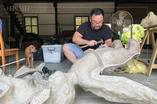 小天使由陶土塑形後翻模而生，鍛鐵藝術(shù)家-王柏霖 耐心打磨每一道工序，讓冰冷的金屬綻放溫潤(rùn)的生命力。