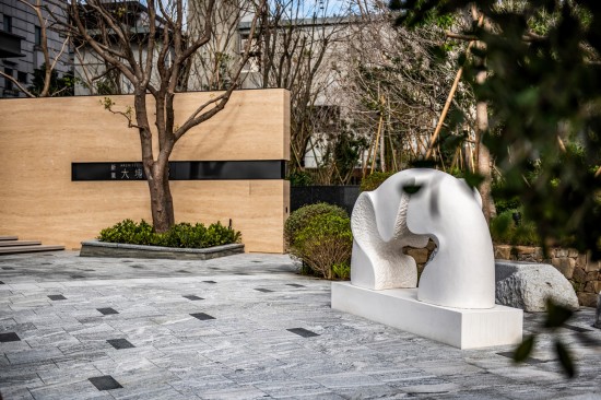 座落於大塊森鄰的公共藝術(shù)品『時光之河』，來自西班牙雕塑家–Nando Alvarez之手，從石雕作品中流露出時間和空間交互輕盈的抽象意涵，流動連續(xù)性的圓弧，形成一座時光之橋。