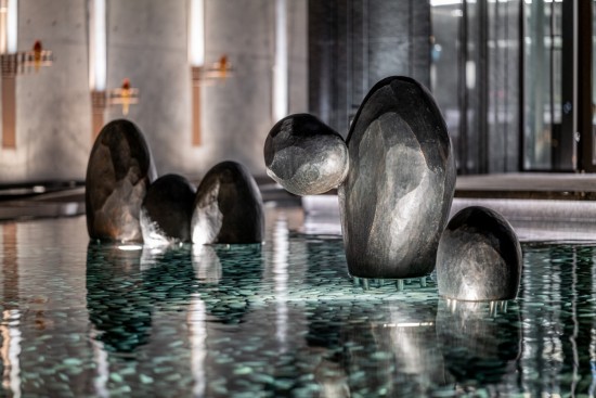 藝術(shù)品《漂浮著》給人一種安靜、沉澱內(nèi)心的時(shí)光氛圍，在忙碌的生活中能放慢步調(diào)，享受獨(dú)處的片刻寧靜、悠閒時(shí)光。