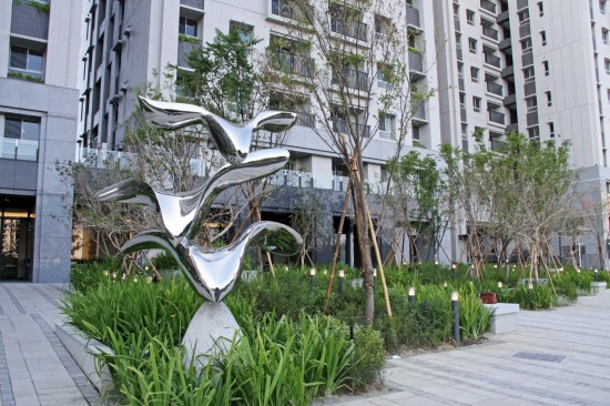 宜家公共藝術(shù)品-展翼翱翔。展開並擺動雙翼，朝向一覽無遺的藍(lán)天，奮力翱翔。