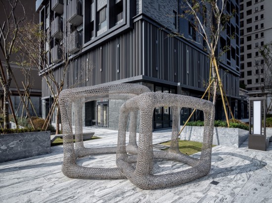 『灰階-方』完美落地於築之細(xì)道，於此優(yōu)雅地登場展演。