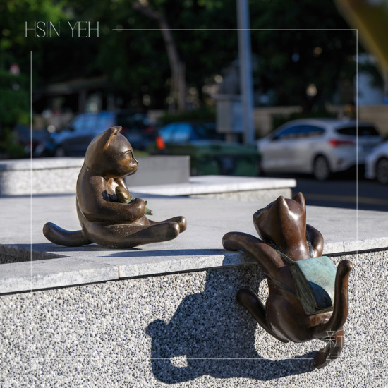 「喵星人–放學(xué)趣」出自金工藝術(shù)家–曾永玲之手，細(xì)膩刻劃的神情、活靈活現(xiàn)的動(dòng)作，映照著孩童的日常。