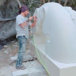 西班牙雕塑家–Nando Alvarez，選用石灰?guī)r作為素材，作品多以自然弧線與粗糙光滑的對比來呈現(xiàn)，也反映著兩者的並存。