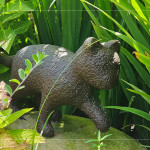 靈巧的貓兒踏上基地開挖的石頭，身影穿梭在花草之間，生動(dòng)的姿態(tài)散發(fā)自在的氣息，映照出萬物共享大地的和諧景象。