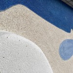 以銅線收邊，搭配各種顏色的抿石子，以不規(guī)則的形狀呈現(xiàn)每一個(gè)元素，並帶有一絲想像感。