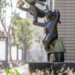 位於轉(zhuǎn)角一偶的另一處作品，以家為基底的設(shè)計概念，將浮兔栩栩如生的肢體動作以堆疊方式延伸，猶如《風(fēng)來了》一般。