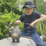 金工藝術(shù)家-楊夕霞從大自然汲取靈感，以細(xì)膩的觀察與描摹將植物化為造型，為金屬注入靈動(dòng)的生命氣息。