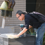 金工藝術(shù)家 陳煜權(quán)老師，認(rèn)真專注地對待每一件作品，視如己出般的細(xì)心照看，完成最後的安裝作業(yè)。