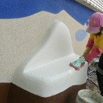 放學(xué)與同伴坐在椅子上，感受自在遨遊的時(shí)光，在公共藝術(shù)品【友．相伴】的構(gòu)想中，人與自然是共生共存的關(guān)係，延伸出立體的座椅，作為相依相惜的象徵。