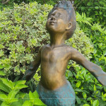 小天使出自 鍛鐵藝術(shù)家-王柏霖 之手，臉部五官刻畫入微、神情生動(dòng)，彷彿正感受迎面而來的清風(fēng)，將那份細(xì)緻而溫柔的喜悅，悄然送入住戶心中。