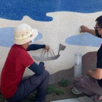 以童趣的風(fēng)格，模擬貫穿、流經(jīng)東區(qū)的生命之河－旱溪，是藝術(shù)家張婷雅導(dǎo)入校區(qū)周遭意象的巧思。