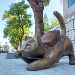 俏皮撓臉的貓咪，滿心期待著自己成為學(xué)校街隅的一份子。(圖為藝術(shù)品安裝前)
