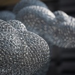 不鏽鋼圈的獨(dú)特光澤、線條恣意創(chuàng)作，焊接成千上萬(wàn)個(gè)點(diǎn)、勾勒出平滑流線，線的軌跡連成面、點(diǎn)線面最終構(gòu)出方體。