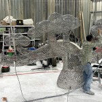 不鏽鋼材質(zhì)耐久及耐候性，也透過(guò)不銹鋼的材質(zhì)及特色呈現(xiàn)出作品的金屬感。