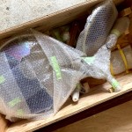 由藝術(shù)家在日本製作完成，裝箱空運來臺的『風之歌』，並內(nèi)附組裝分解圖，到臺灣後由工作人員一步步組裝而成。(圖為樸石藝術(shù)提供)