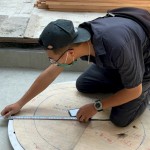 底座鐵盤(pán)定位，師傅仔細(xì)的測(cè)量藝術(shù)品定位位置。