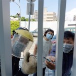 藝術(shù)家─曾永玲與安裝師傅們認(rèn)真的目光，穿透過隔柵縫隙，眼神中訴說著對(duì)藝術(shù)品《上學(xué)趣》的期待。(圖為藝術(shù)品安裝當(dāng)日)