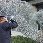 確認(rèn)各物件定位的角度後，進(jìn)行焊接讓藝術(shù)體慢慢拼湊完成。