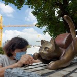 藝術(shù)家─曾永玲凝視細(xì)節(jié)、觀看各方角度，找尋著最適合喵星人的落腳之處。