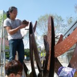 透過蠟?zāi)９潭?、鐵材切割、拼裝上色、最後實地裝置，每個細(xì)節(jié)毫不馬虎。