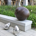 宜家公共藝術(shù)品-平凡的幸福/養(yǎng)育。在孩子面前，再強(qiáng)韌的男人，也會(huì)收起承擔(dān)著世界的雙翼，目光凝視兒女久久不移。