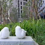 宜家公共藝術(shù)品-平凡的幸福/期待。麻雀寶寶仰望向藍(lán)天，目光盡是對(duì)美好未來的期待光芒。