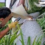 師傅小心焊接，固定在指定位置。