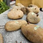 每一隻鳥兒的嘴喙，打磨得光亮、平滑顯得相當(dāng)逗趣，描繪一隻隻收起翅膀想要自由卻又嚮往安定的鳥兒，即將在「新業(yè)築願(yuàn)景」築起與家人相守的巢。