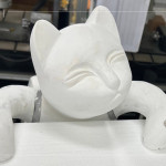 構(gòu)圖變?yōu)榱Ⅲw，透過(guò)保麗龍模型確認(rèn)肌理線條，琢磨表情細(xì)節(jié)，打造唯妙唯俏的藝術(shù)品。