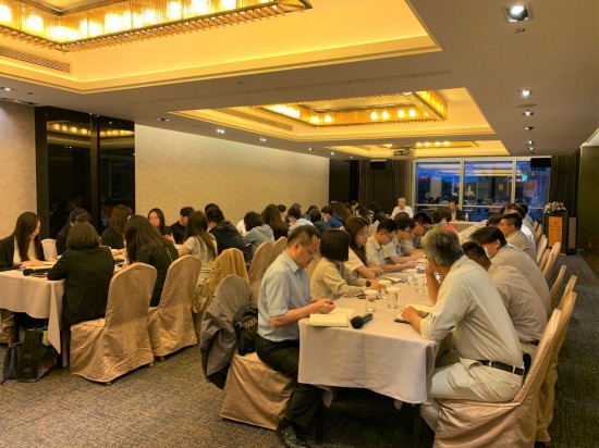 每月月底，是新業(yè)團(tuán)隊(duì)齊聚的時(shí)刻。分享自身工作經(jīng)驗(yàn)與回饋，展開(kāi)跨時(shí)代、跨部門的對(duì)話。