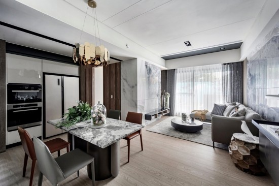 空氣中，綠林與湖濱共振出一陣陣微風(fēng)，開窗後，旋即滲進(jìn)這通透的空間裡，讓生活顯得更清新且有滋有味。