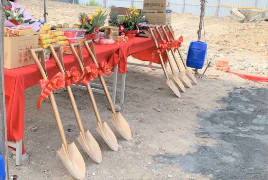 閃耀著金銅色光輝的開工鏟子，將剷出心中築夢成真的美好願景。