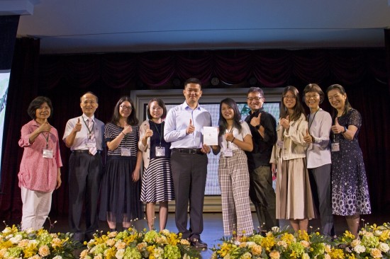 「用生命去影響另一個(gè)生命，是一件很美好的事」，感謝公益的路上有一群張老師們的陪伴。圖為新業(yè)建設(shè)楊世偉經(jīng)理（圖中）頒發(fā)聘書給張老師群。