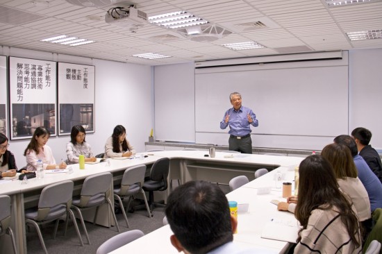 新業(yè)建設(shè)名譽(yù)董事長(zhǎng)穆椿松先生（圖中），親自教導(dǎo)新業(yè)的文化與理念，期盼在座同仁以這份職人哲學(xué)為念，持續(xù)傳遞下去。