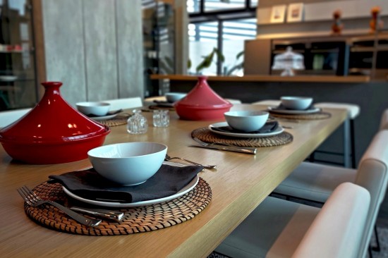 和諧是美學的必要條件，就像一道料理上菜時，人們會注意到擺盤。餐廚的空間規(guī)劃也是一樣，廚具的擺放、餐廚空間的調(diào)和，皆是美學的講究之處。