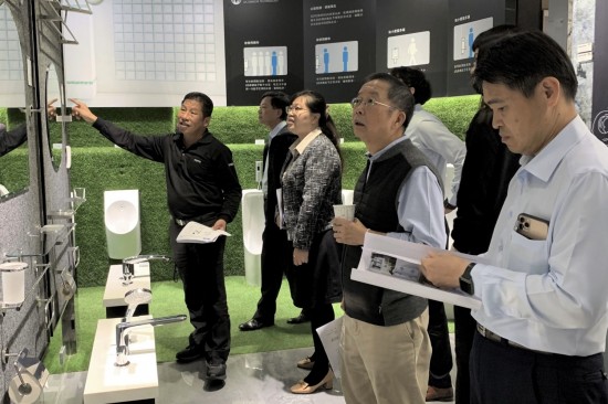 沐浴時光能開啟與自己的一段對話，根據(jù)人體工學(xué)的舒適度，選材的標(biāo)準(zhǔn)，找到適合且舒心的衛(wèi)浴設(shè)備。（圖右二為新業(yè)建設(shè)卓勝隆董事長）