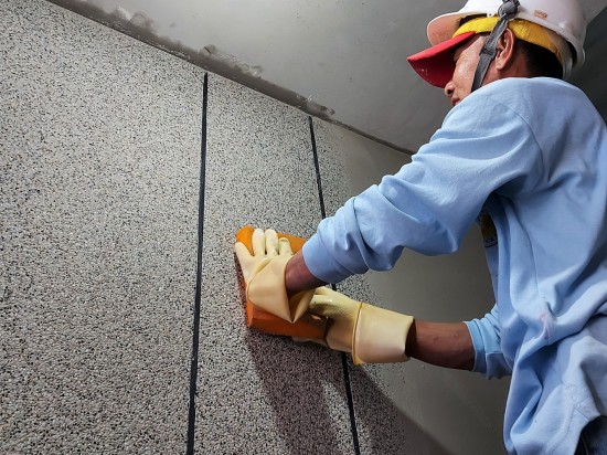 抿石子工法雖較為費(fèi)工費(fèi)時(shí)，但成果不僅增添多樣化的表情，也可防水並避免剝落。職人細(xì)膩的擦拭著，這份用心是讓泥作工程更有質(zhì)感的關(guān)鍵。