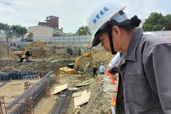 藝術(shù)家王忠龍聽著石頭們要與他說的故事，透過製作過程與他們對話，譜出每一段獨一無二的樂曲。