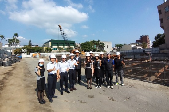 新業(yè)更璀璨的未來(lái)，會(huì)在你我並肩同行的道路上，逐步實(shí)現(xiàn)。