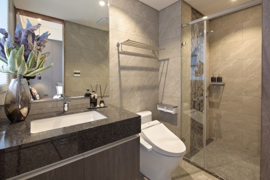 易清潔不卡垢的洗手檯面，搭配下方完整的收納空間，暖心的乾溼分離設(shè)計，讓整個衛(wèi)浴空間乾爽、舒適、宜人。