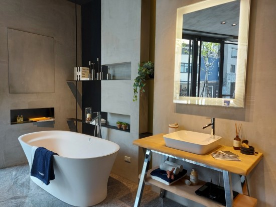 陽光明媚的早晨，於舒適空間中洗沐著裝，迎接美好全新的一天。