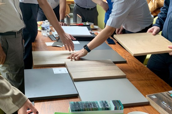 輕觸板材的材質(zhì)質(zhì)地，觀察設(shè)計(jì)調(diào)性、紋路，職人細(xì)細(xì)琢磨，以講究打造生活，成為職人選品的千種理由。