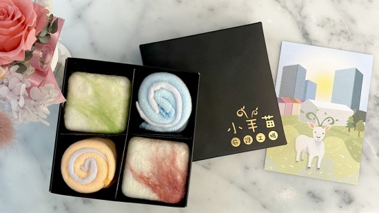 羊毛皂由小羊苗庇護(hù)工場內(nèi)的身心障礙員工獨(dú)立完成，作畫般揮灑而成的創(chuàng)意，絲絲羊毛如一抹夕陽雲(yún)彩般的色調(diào)。