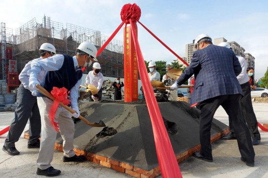 齊心共喊「開工大吉」；以金鏟鏟起沙堆，象徵工程進(jìn)度平安順利，新業(yè)重視每個(gè)新案的起頭，勤懇踏實(shí)地為未來種下一個(gè)成家夢(mèng)。