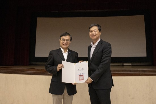 新業(yè)築願景工地能出一份心力，臺中市府也表達(dá)感恩之意，致贈感謝狀。(圖右為大砌營造簡福榮總經(jīng)理)