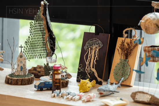 那些在海上漂流的浮木、浮球、漁網(wǎng)等等的海洋廢棄物，只要加上一點(diǎn)巧思就能製成創(chuàng)意支架、精美的吊牌、小巧精緻的美麗花器及更多更美麗的海廢作品，藉著老師的雙手，給予了這些海廢品全新的面貌。