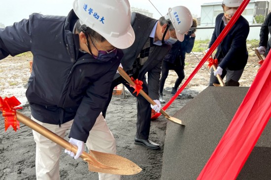 新業(yè)建設(shè) 穆椿松名譽(yù)董事長(左二)、卓勝隆董事長(左一)帶領(lǐng)新業(yè)團(tuán)隊(duì)，齊心共喊「開工大吉」。以金鏟鏟起沙堆，象徵工程進(jìn)度平安順利，新業(yè)重視每個(gè)新案的起頭，勤懇踏實(shí)地為未來種下一個(gè)成家夢。