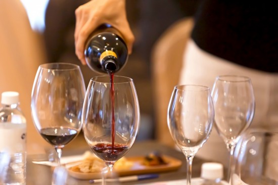 源自於墨西哥海岸的暖洋，繞過半個地球來到另一端北緯45度，灌溉大地，化作經(jīng)典的杯中佳釀。而歷史上女爵的聯(lián)姻、日不落帝國的發(fā)揚，讓波爾多紅酒登場之後，成為千年不滅的網(wǎng)紅，聞名遐邇。