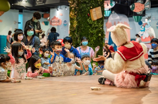 跟著音符動起來，感受旋律的擺動，2022新業(yè)童話節(jié)，開啟了一場奇妙森林裡的音樂派對。