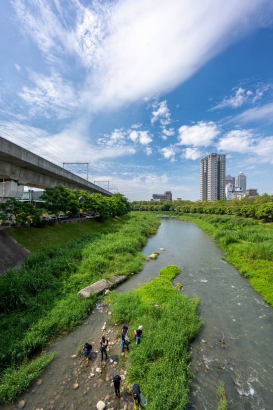 河流孕育人文，淵源流長(zhǎng)的筏子溪，過去主要提供臺(tái)中五大圳的灌溉，少了三面光的水泥化人為整治，回到原始自然生態(tài)的共存模式，藍(lán)天與綠意相佐為美麗風(fēng)景。